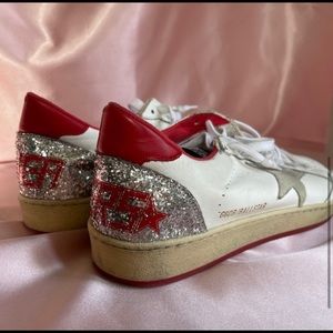 Golden Goose Ballstar Sneakers💖
They have stunning details and a glittery back.